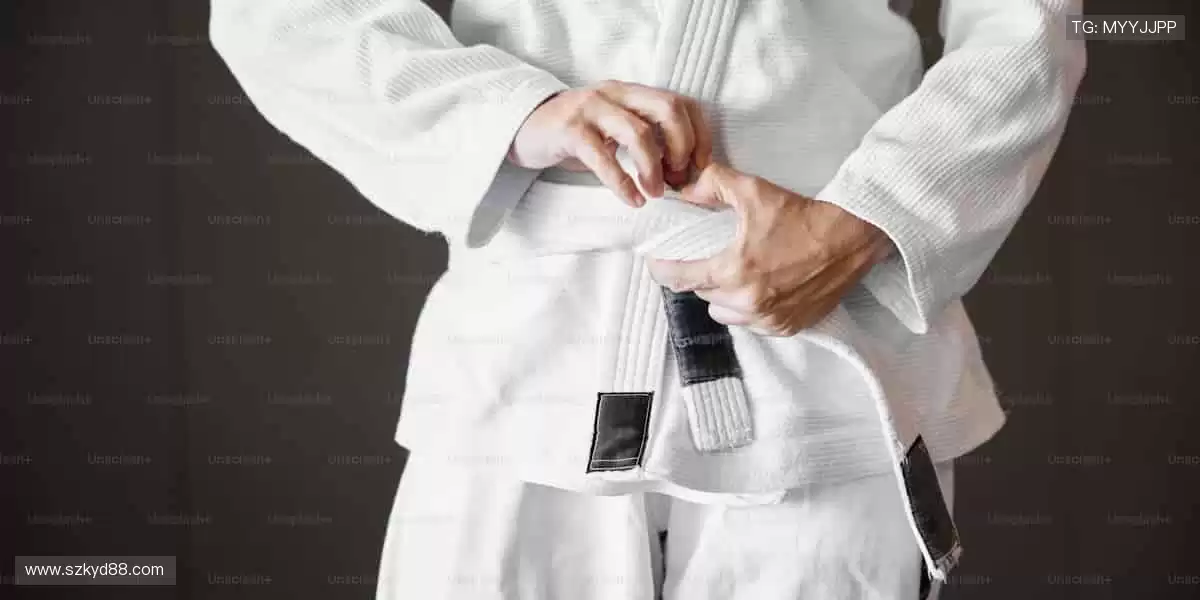 「从球衣到签名纪念品,你的热爱值得专属收藏!🎯点击探索,把偶像带回家!」